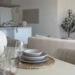Oasis 325 - 2 Bedroom With Frontal Sea And Mountain View